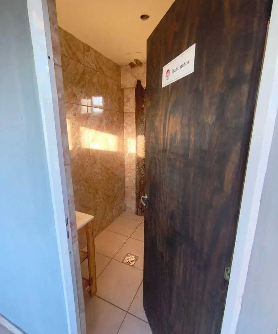 LOTE CON QUINCHO Y BAÑOS, B MARQUÉS DE RUSSELL. 4