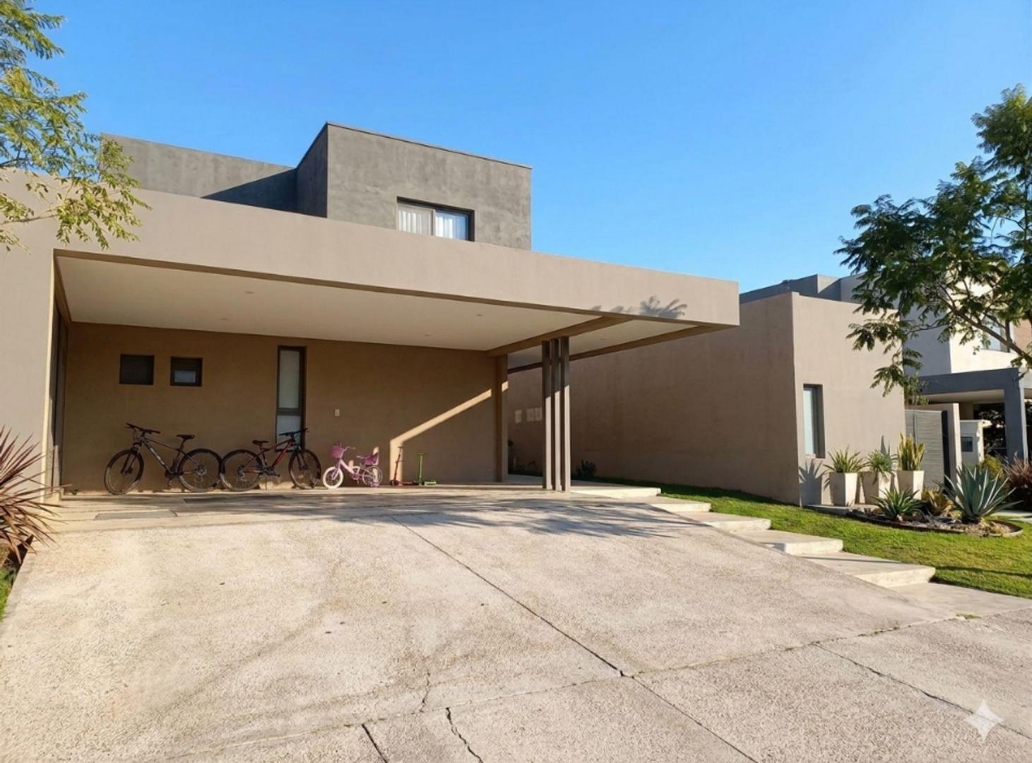CASA DE CATEGORIA DE BARRIO PRIVADO EN GUAYMALLEN
