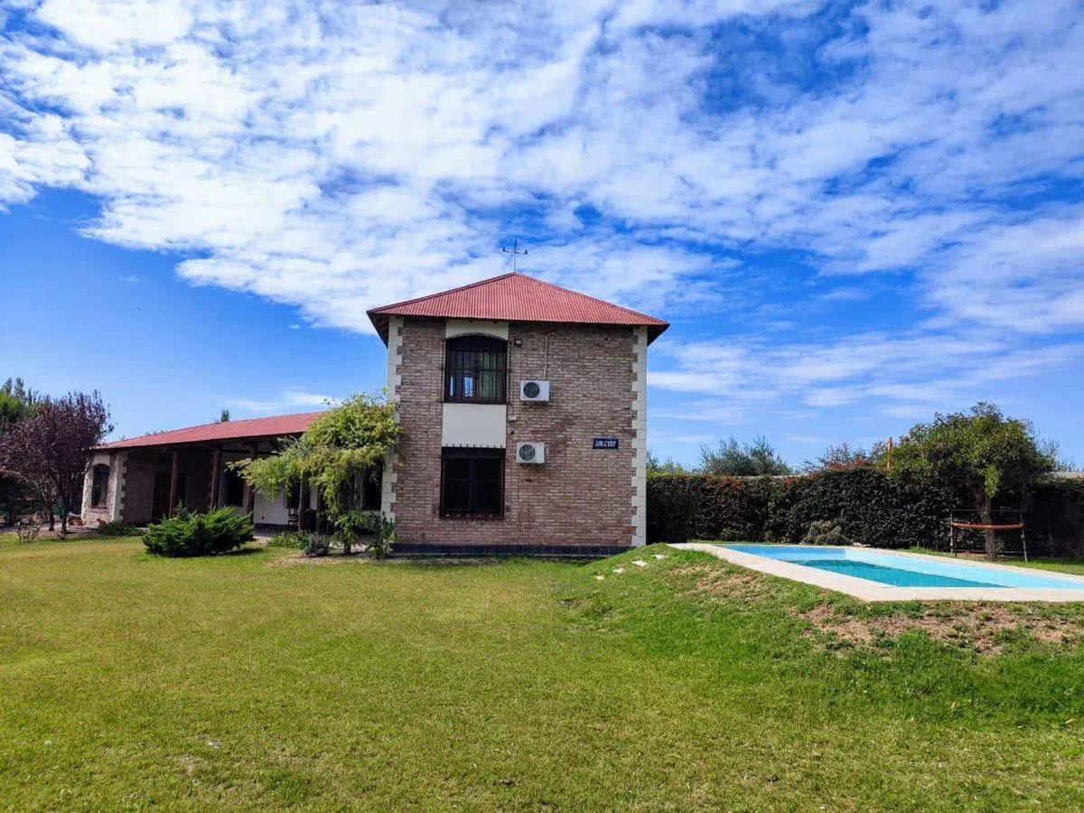 VENTA CASA EN B. LOS LIRIOS CORRALITOS GUAYMALLEN. 2