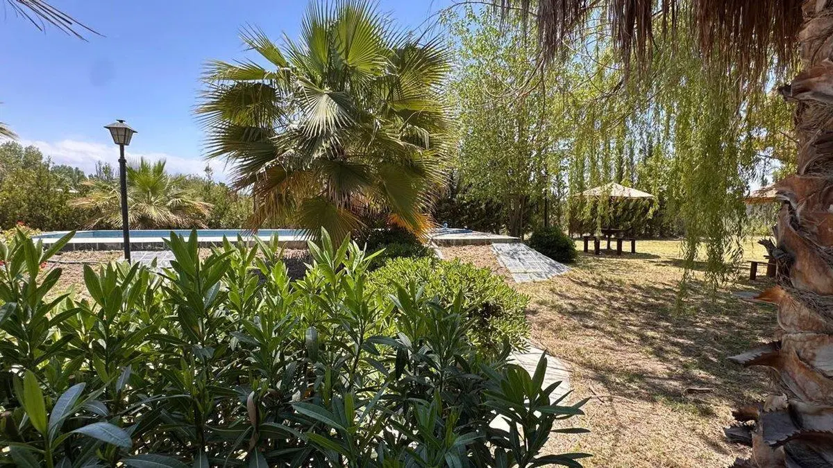 Excelente Propiedad con Piscina 2