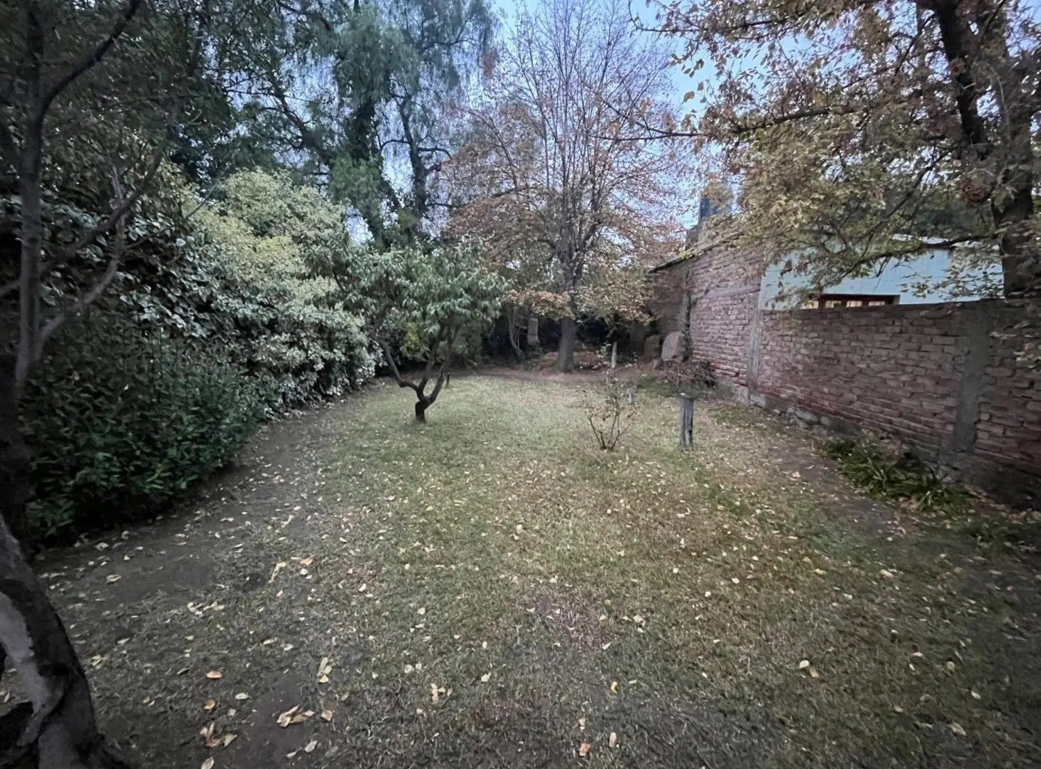 VENTA TERRENO DE 440 m² CON CASA DE ADOBE EN LUJAN 2