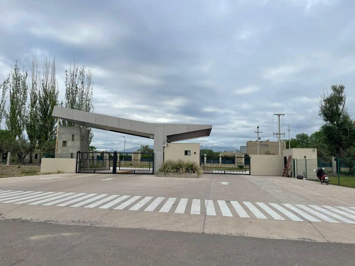 REMAX VENDE INMEJORABLE LOTE EN BARRIO MILCAYAC 2 3