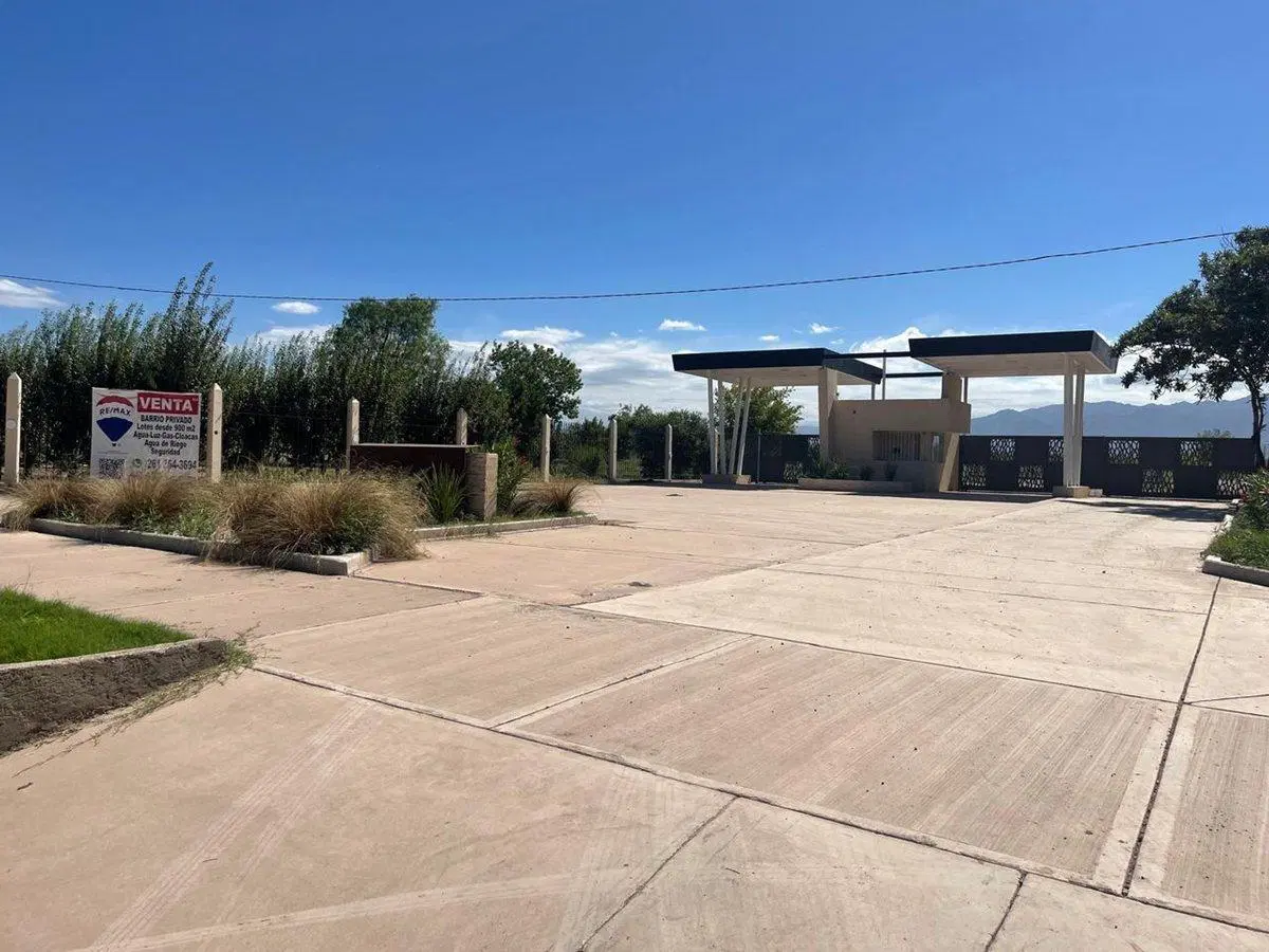 LOTE CON PISCINA, BARRIO ATARDECERES DE VIEYTES 2
