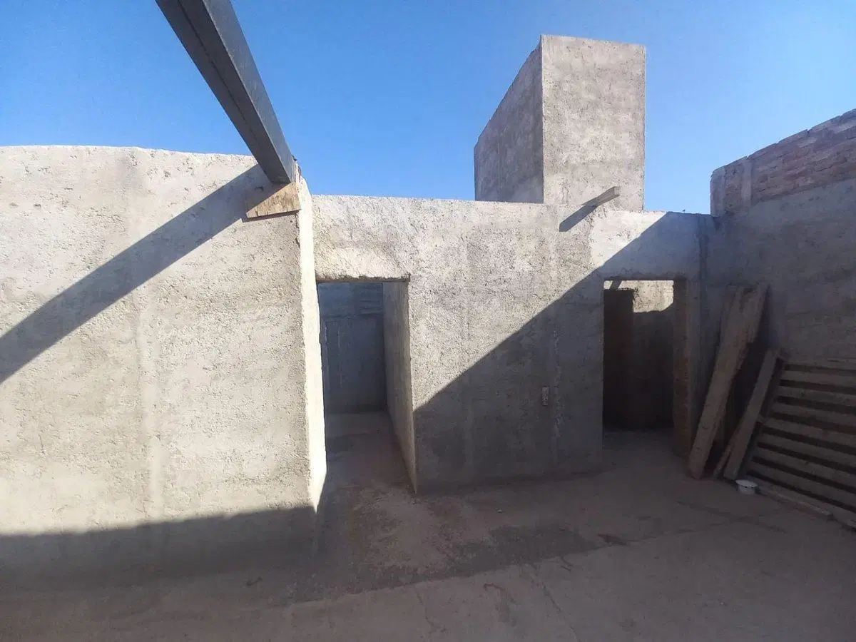 REMAX  VENDE TERRENO CON PROPIEDAD EN OBRA GRUESA 3