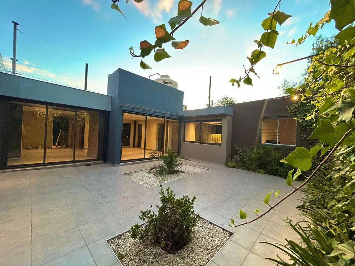 CASA  REFACCIONADA, 4 DORMITORIOS, 3 BAÑOS, GLLÉN 4
