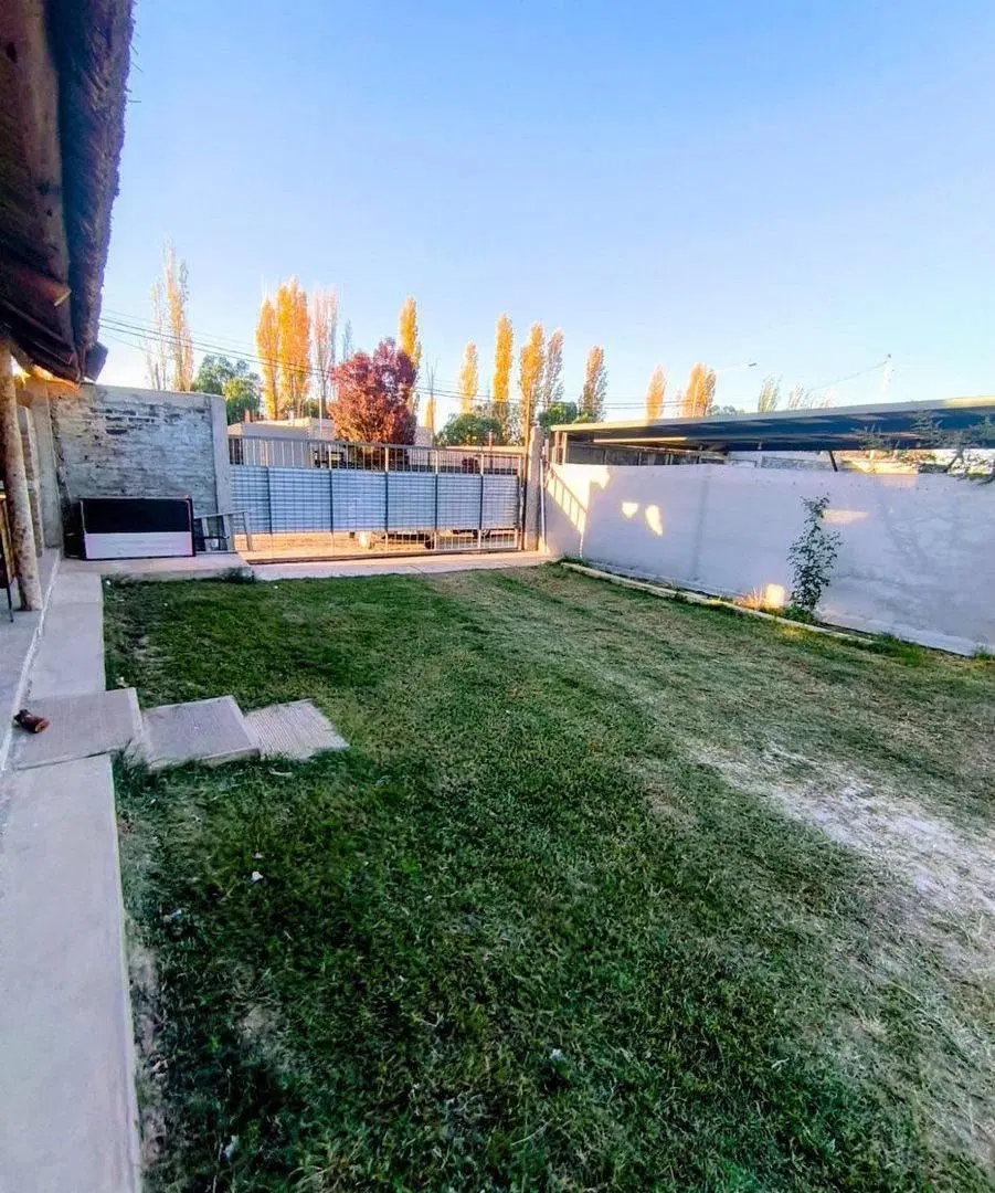 LOTE CON QUINCHO Y BAÑOS, B MARQUÉS DE RUSSELL. 4