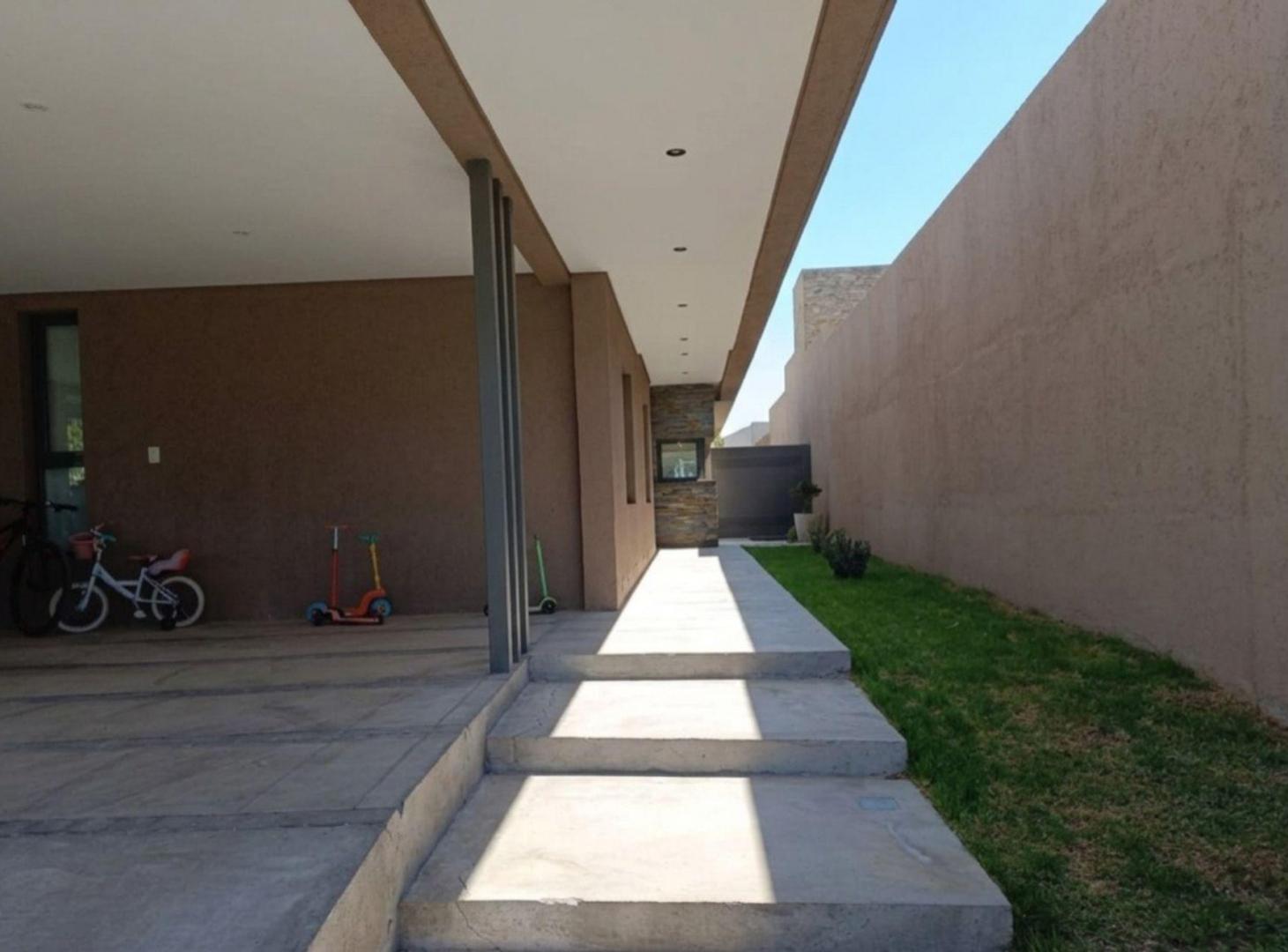 Foto de CASA DE CATEGORIA DE BARRIO PRIVADO EN GUAYMALLEN, imagen 2