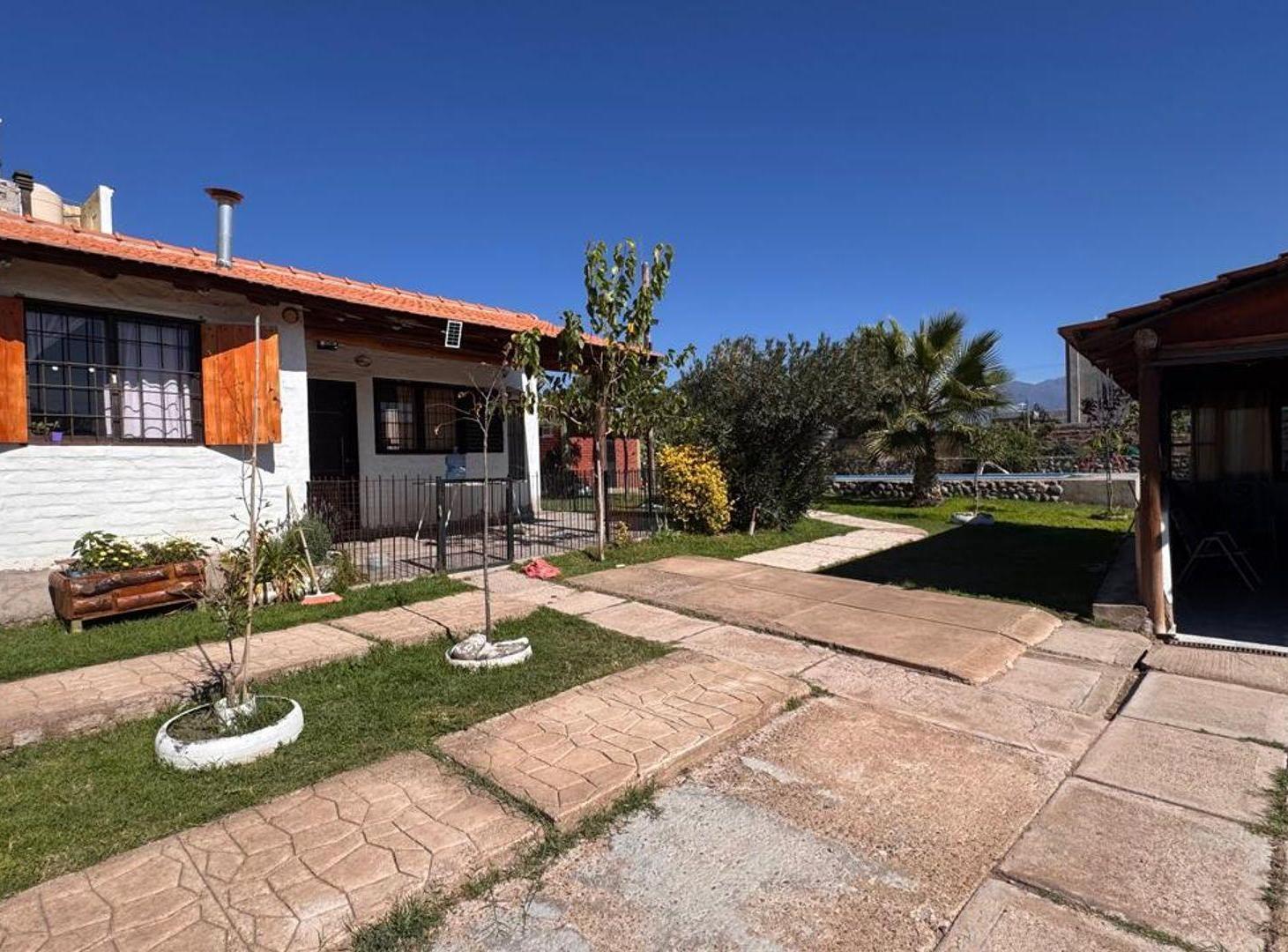 Foto de VENTA CASA CON PILETA Y QUINCHO BARRIO LAS LOMAS, imagen 1