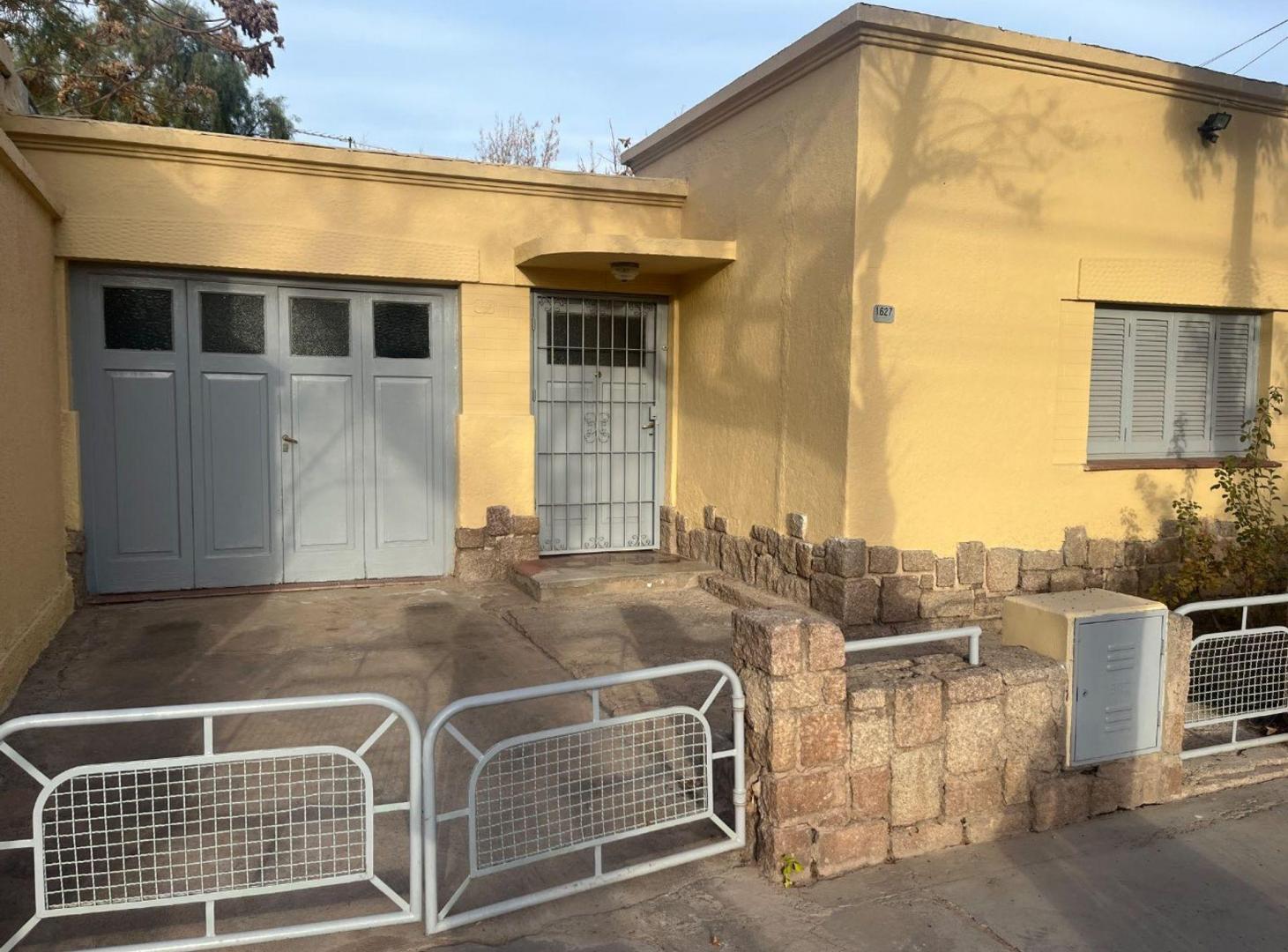Foto de VENTA TERRENO DE 440 m² CON CASA DE ADOBE EN LUJAN, imagen 2