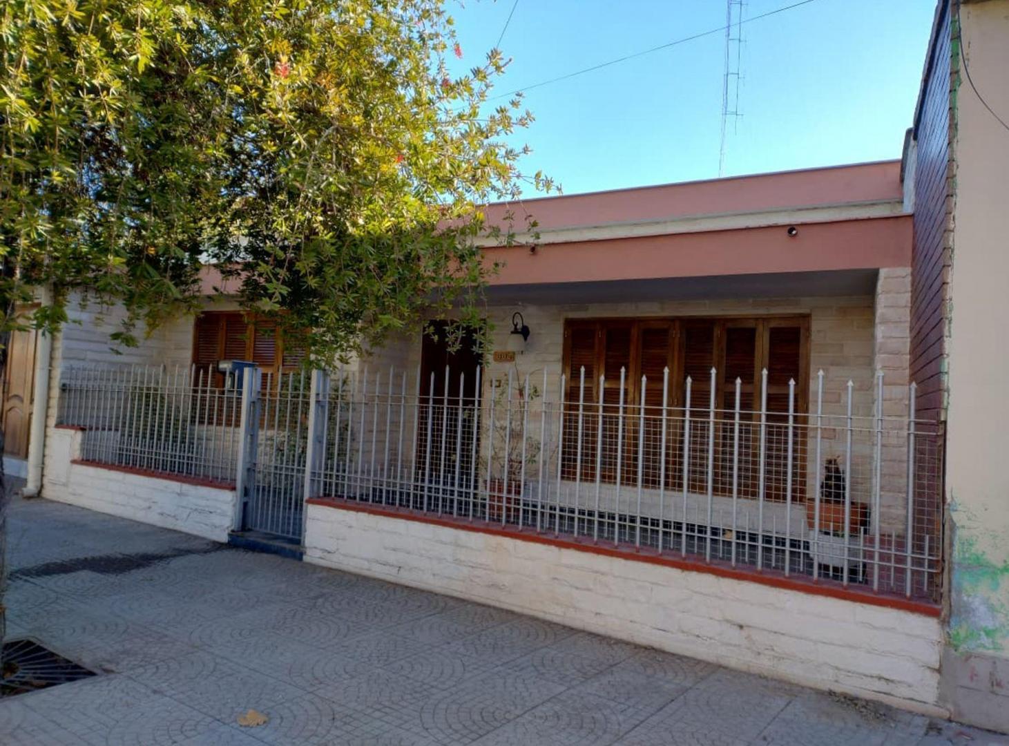 Foto de Remax Vende Casa-Chalet en Rivadavia, imagen 2