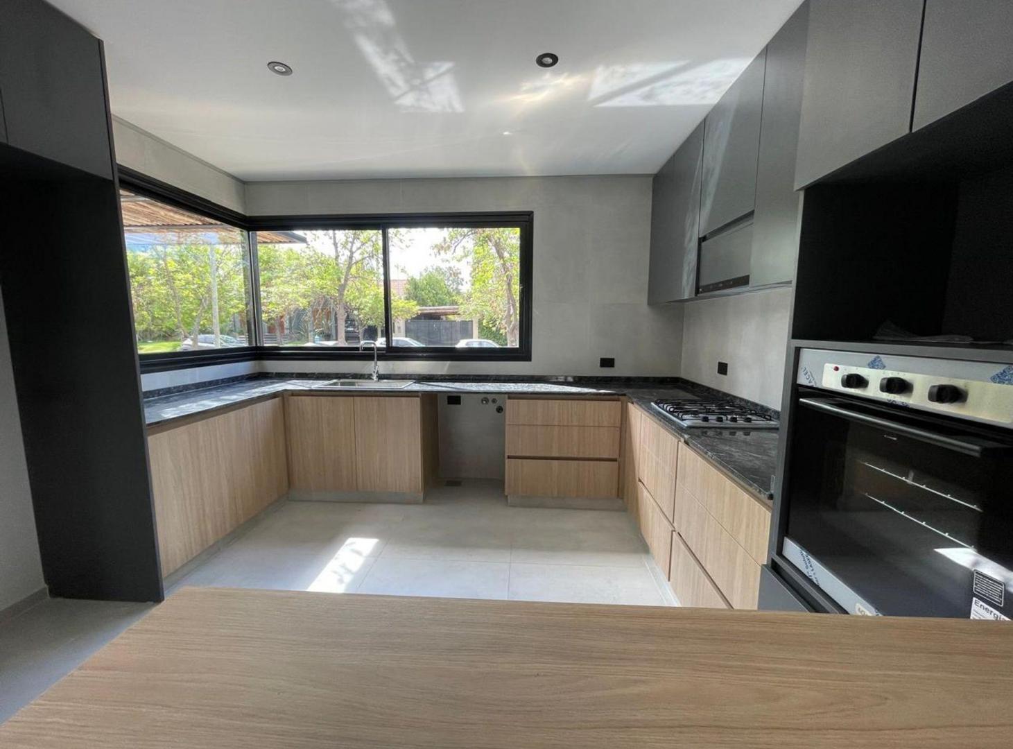 Foto de REMAX VENDE CASA EN LAS CANDELAS 1 LUJAN MENDOZA, imagen 4
