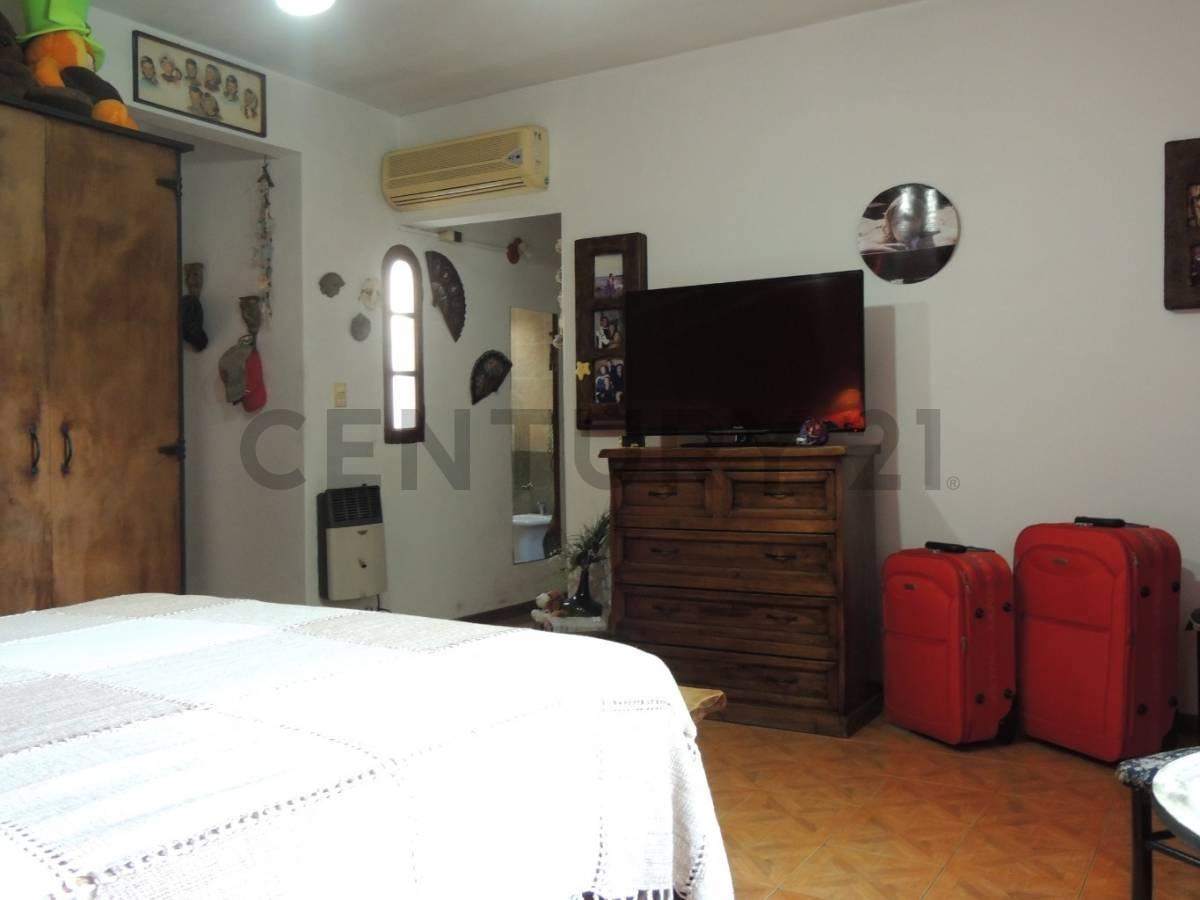 Venta Casa 5 Ambientes con Cochera, Parque, Pileta y Quinch 2