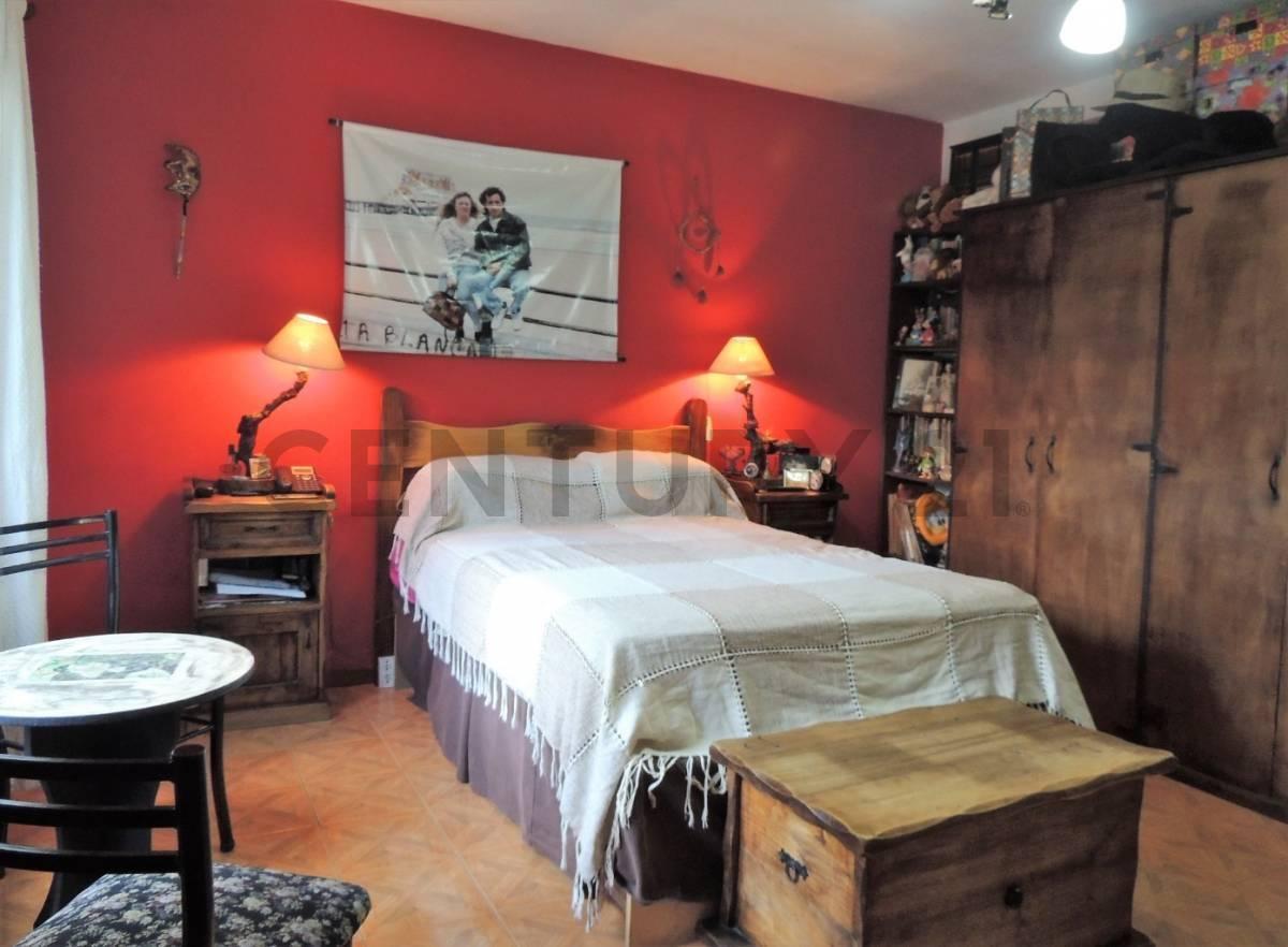 Venta Casa 5 Ambientes con Cochera, Parque, Pileta y Quinch 1