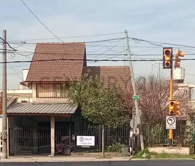 Venta casa 3 ambientes con cochera y fondo libre en Wilde. APTO CREDITO