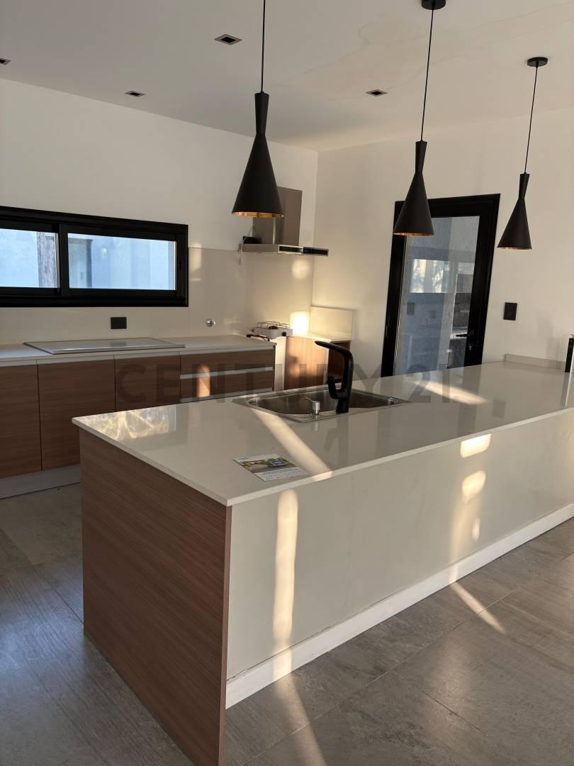 Venta Casa Muy Luminosa Acceso Rápido
