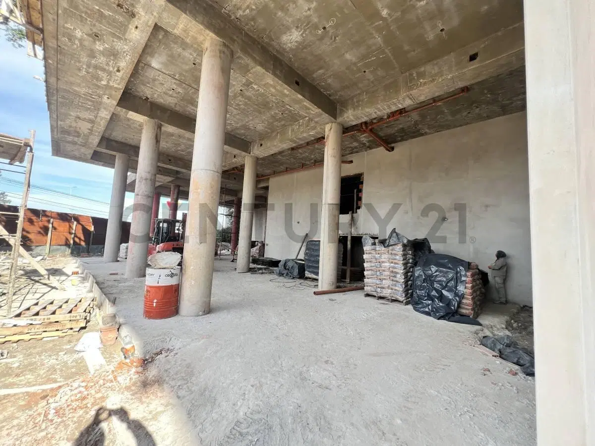 VENTA!! IMPONENTE LOCAL COMERCIAL EN 2 PLATAS  DE 765MT FRENTE 4