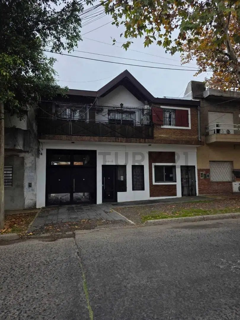 Venta PH 4 ambientes a refaccionar con altillo y entrada de auto en Villa Ballester 2