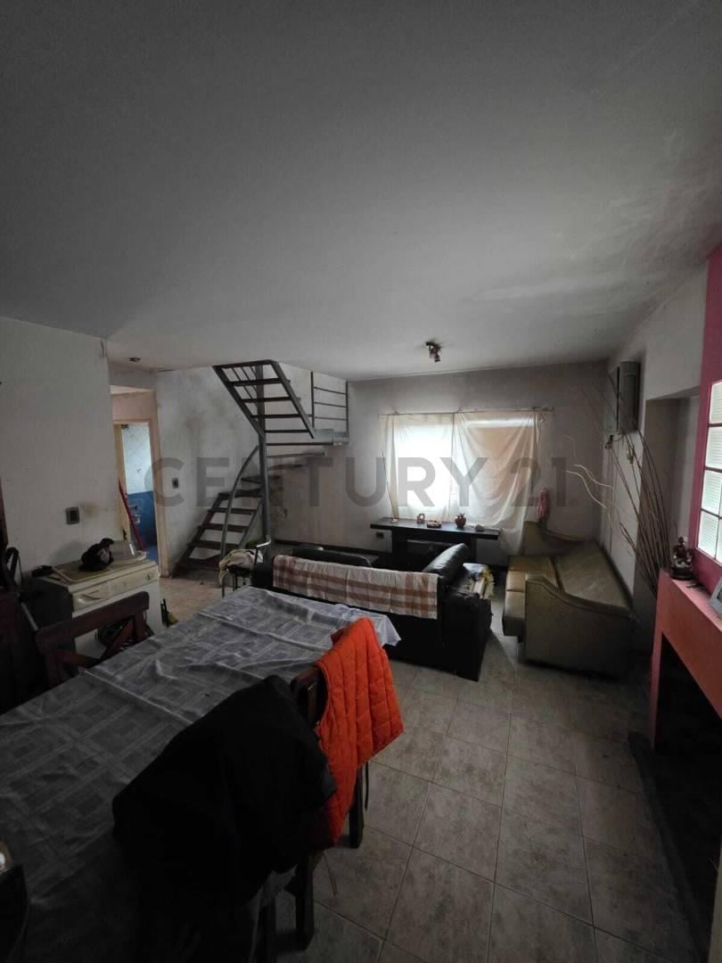 Venta PH 4 ambientes a refaccionar con altillo y entrada de auto en Villa Ballester