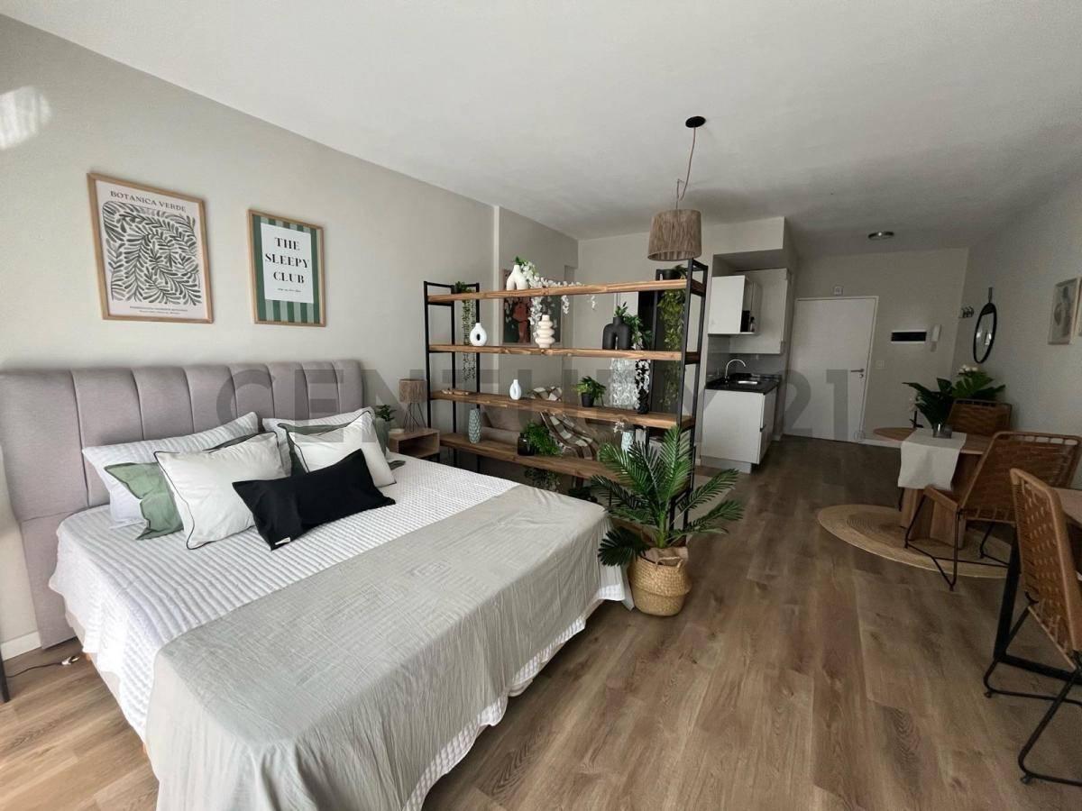 Foto de EN VENTA MONOAMBIENTE CON BALCÓN AL FRENTE, MUY LUMINOSO, OPCION, imagen 3