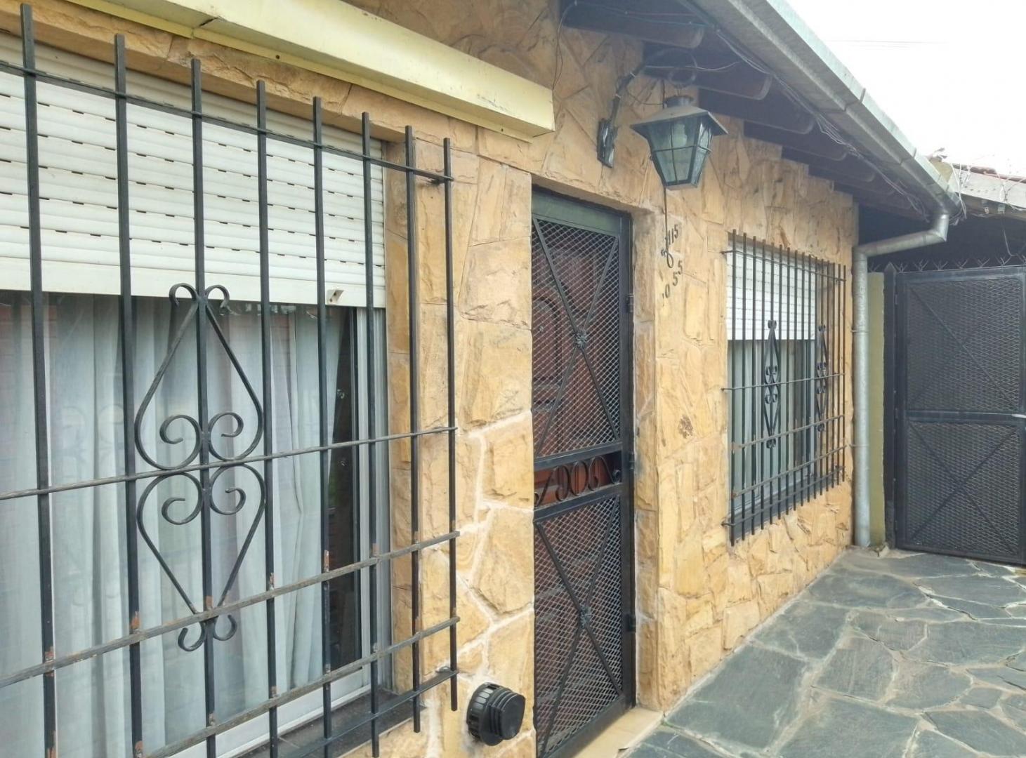 Foto de Venta Casa 4 ambientes con Pileta,Quincho y 3 cocheras en Temperley, imagen 1