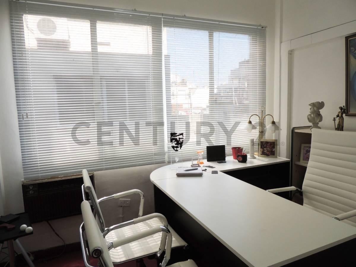 Foto de OFICINA EN LAVALLE Y MONTEVIDEO - RECEPCION Y DOS DESPACHOS, imagen 1