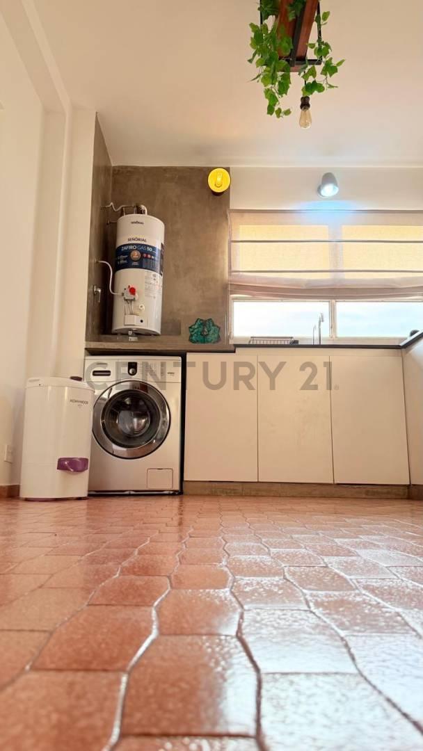 Departamento de dos dormitorios con cochera, reciclado