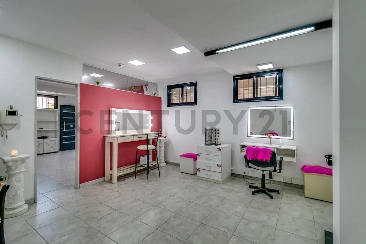 Oficina con cochera en venta La Plata 5