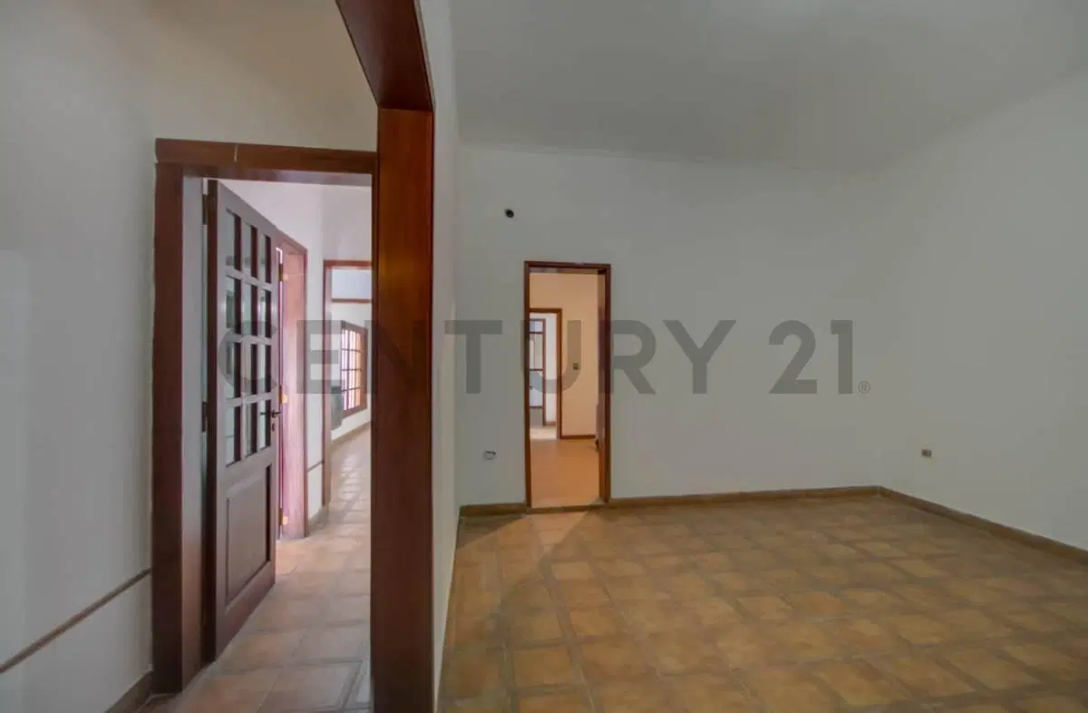 Casa en venta de 2/3 dormitorios con cochera y parque en La Plata 8