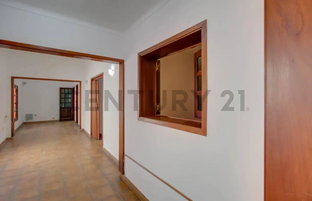 Casa en venta de 2/3 dormitorios con cochera y parque en La Plata 5