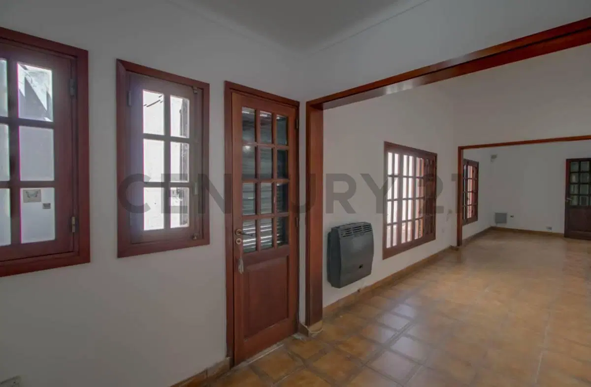 Casa en venta de 2/3 dormitorios con cochera y parque en La Plata 4