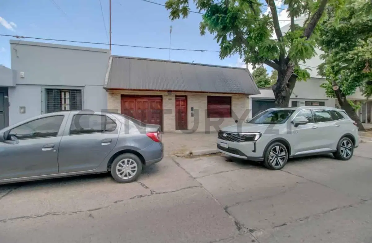 Casa en venta de 2/3 dormitorios con cochera y parque en La Plata 2