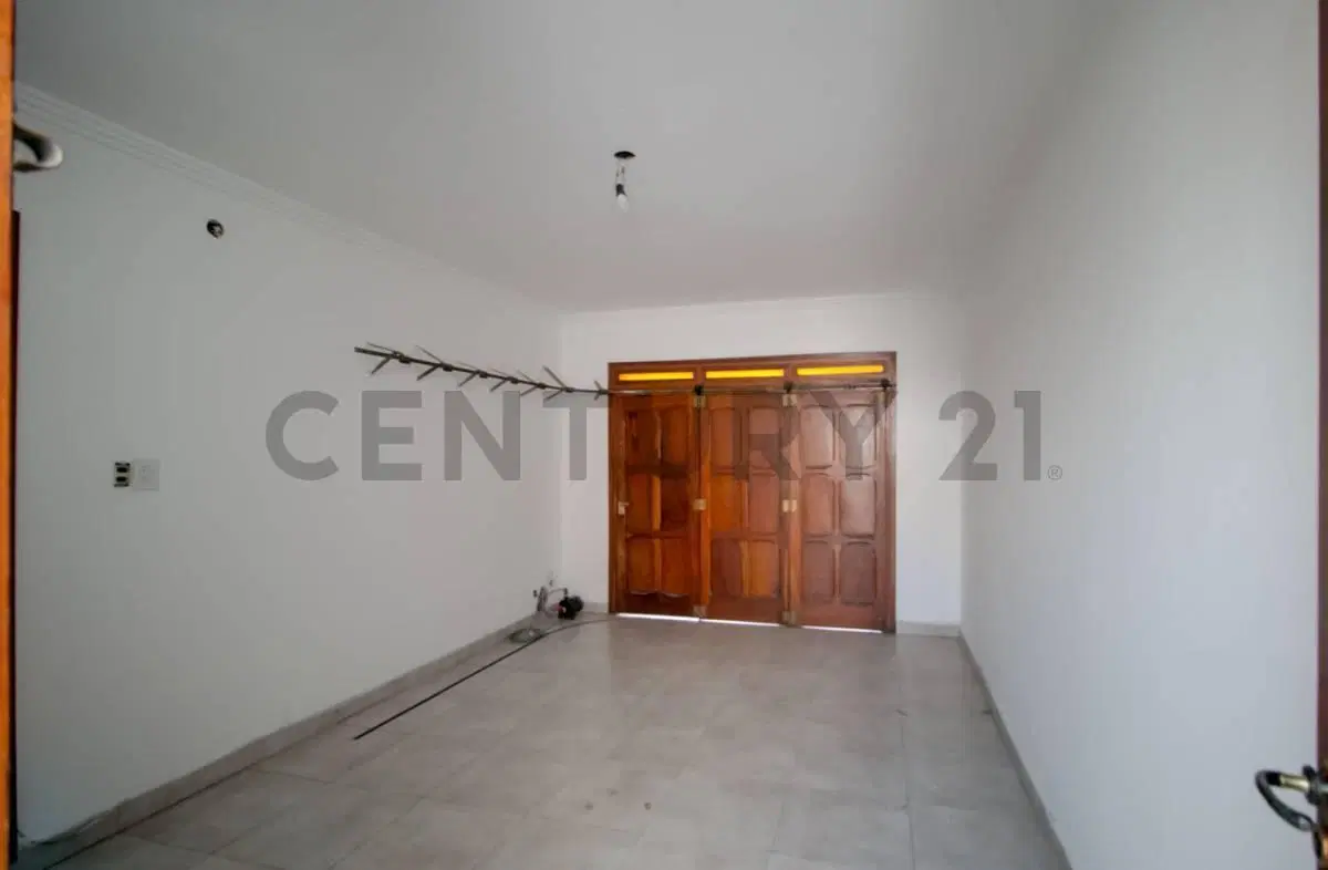 Casa en venta de 2/3 dormitorios con cochera y parque en La Plata 3