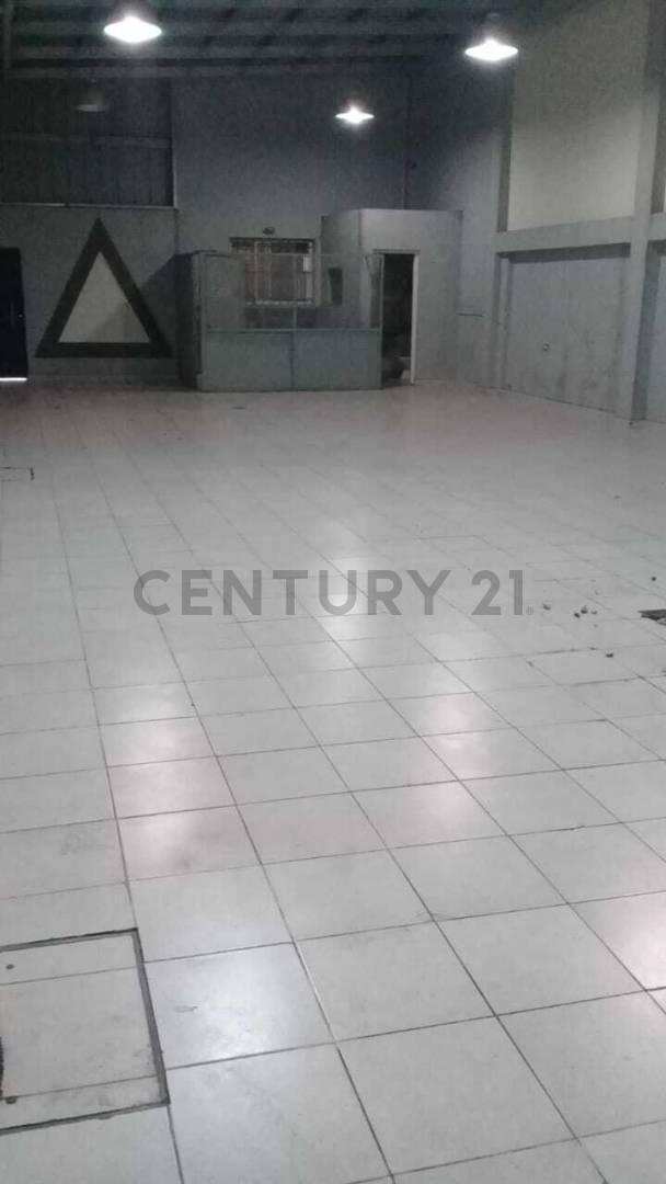 Foto de Galpon sobre avenida en venta en La Plata, imagen 3