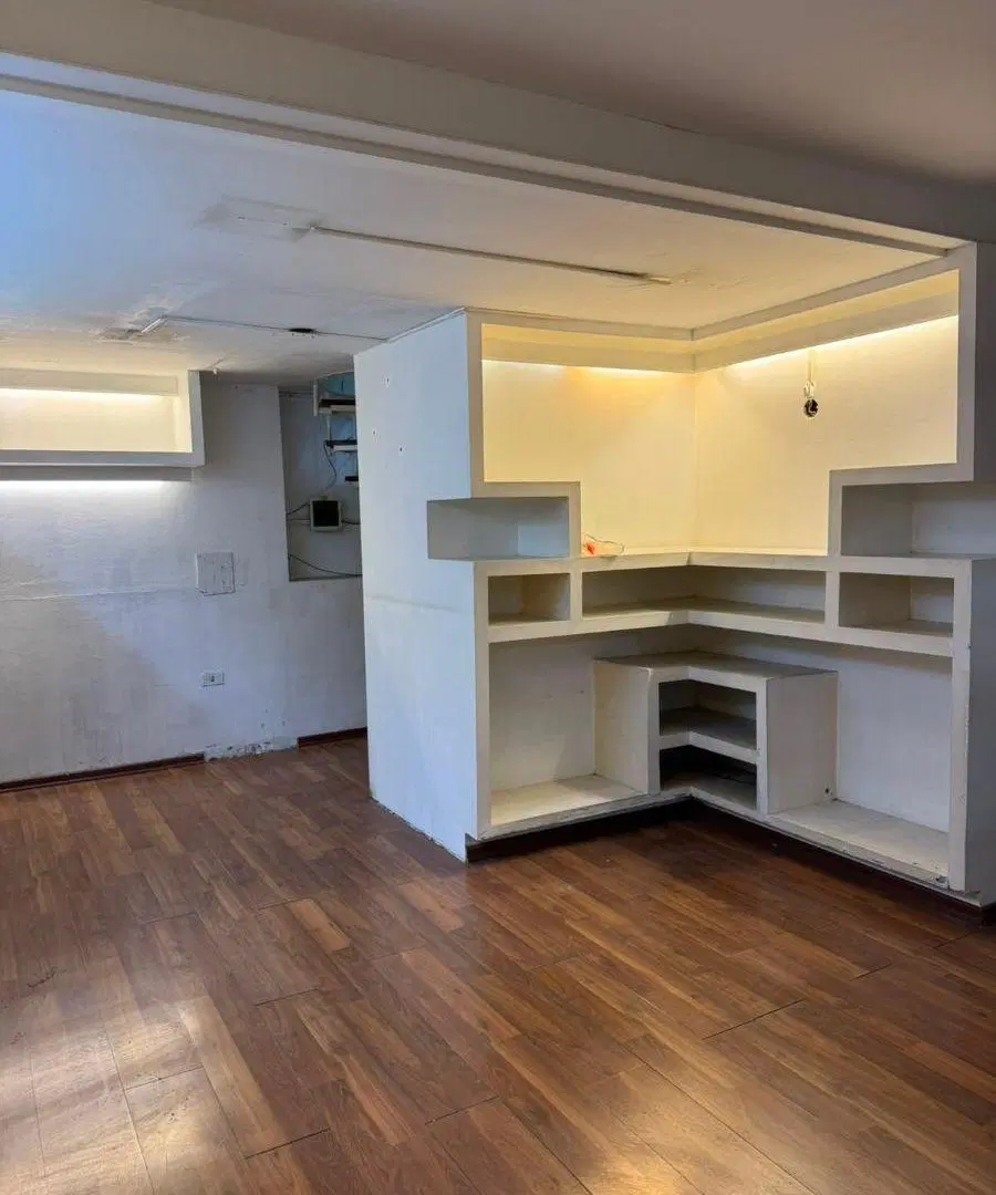 Excelente Local en Galería Céntrica con Dos Niveles 3
