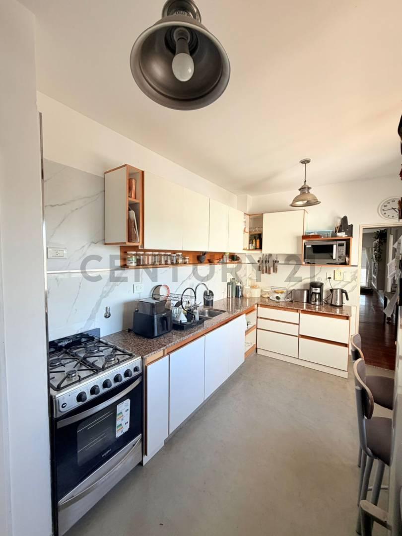 Departamento de 2 dormitorio + comodin, con cocina separada y un gran balcon.