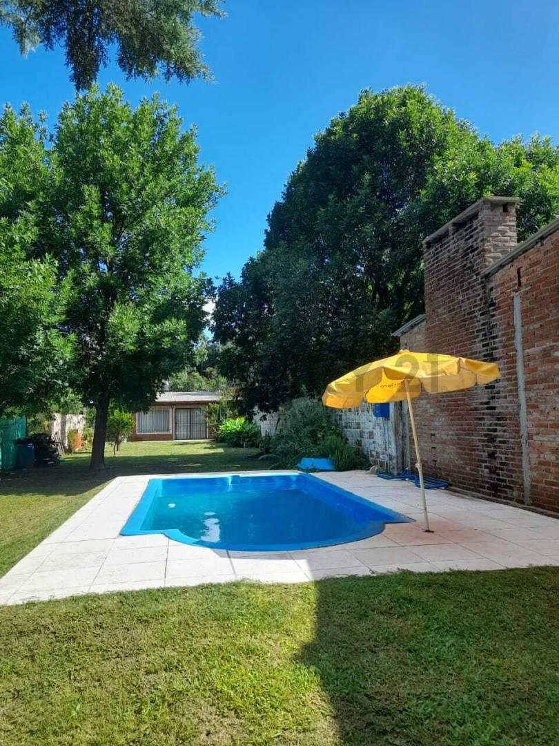 Casa con Pileta y quincho en Ibarlucea