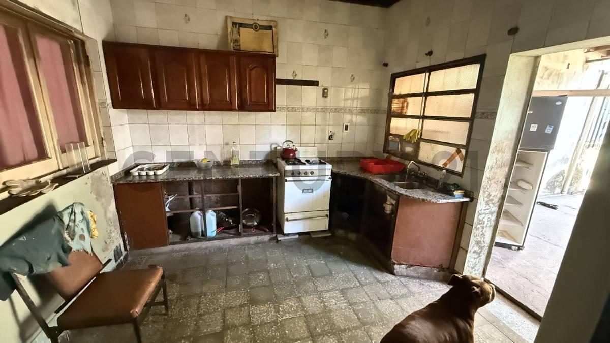 Foto de CASA A RECICLAR EN VENTA — GUALEGUAY 548, imagen 2