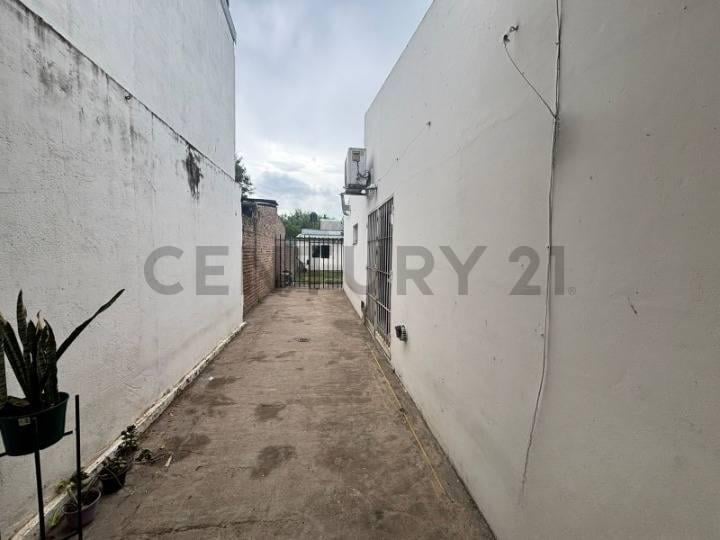 Foto de Casa de 2 dormitorios APTA CREDITO con jardín, quincho y cochera, imagen 3