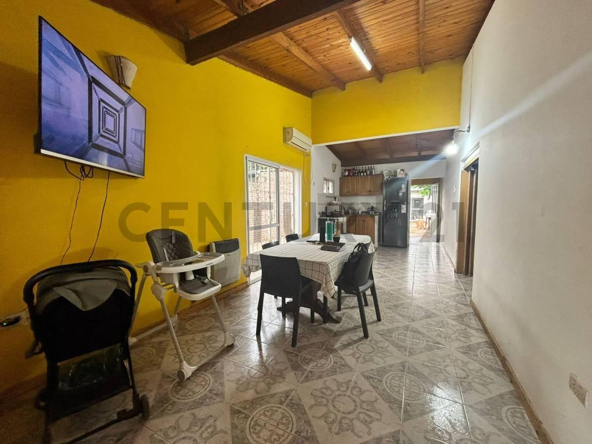 Foto de Casa de 2 dormitorios APTA CREDITO con jardín, quincho y cochera, imagen 1