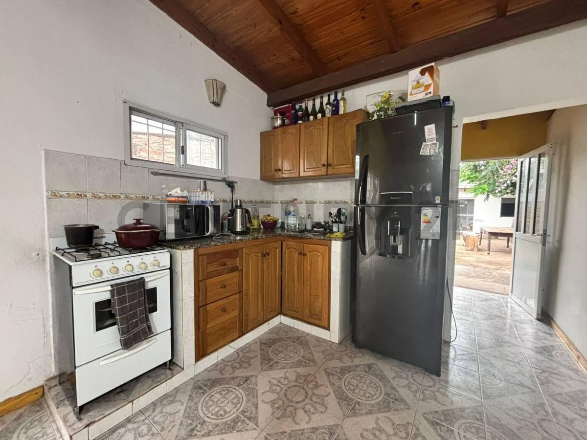 Foto de Casa de 2 dormitorios APTA CREDITO con jardín, quincho y cochera, imagen 2