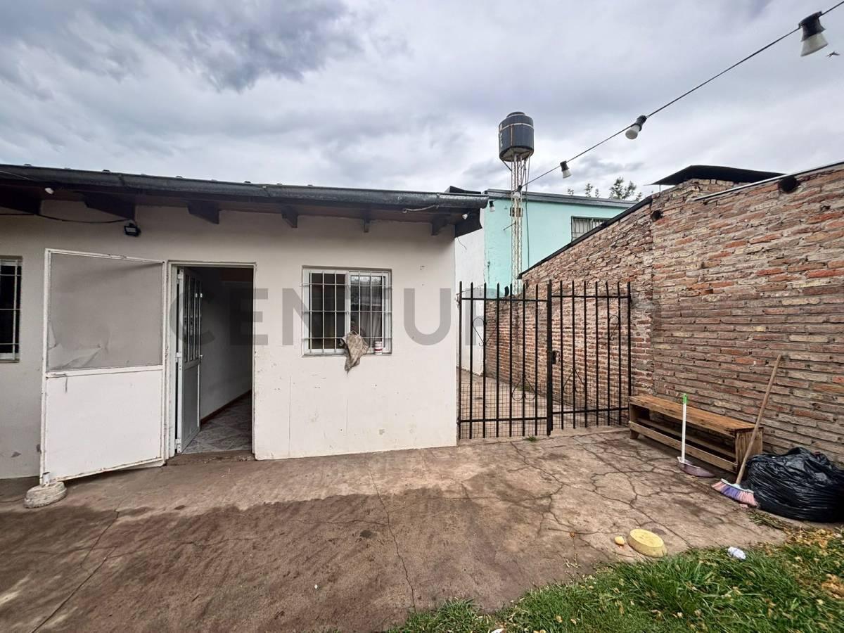 Foto de Casa de 2 dormitorios APTA CREDITO con jardín, quincho y cochera, imagen 5