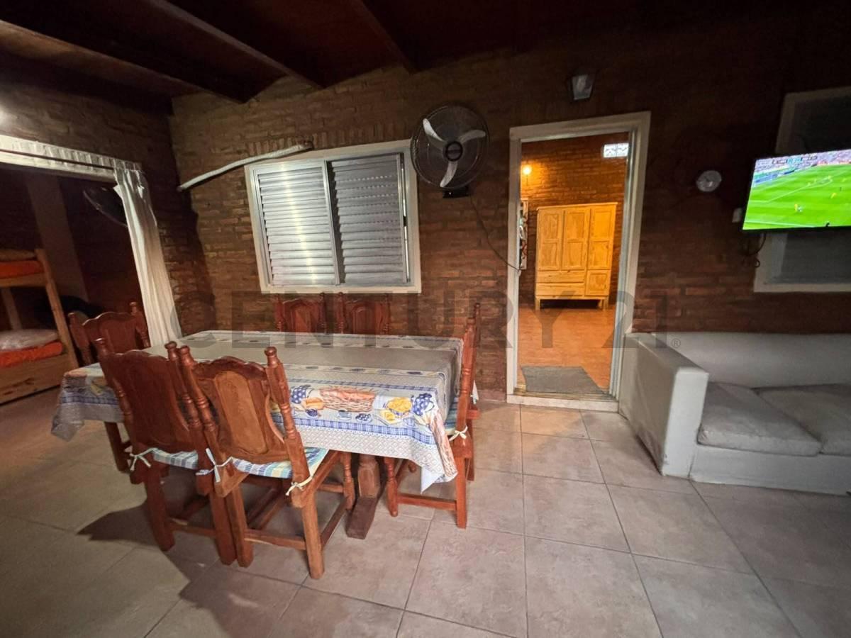 Foto de Casa con Pileta y quincho en Ibarlucea, imagen 4