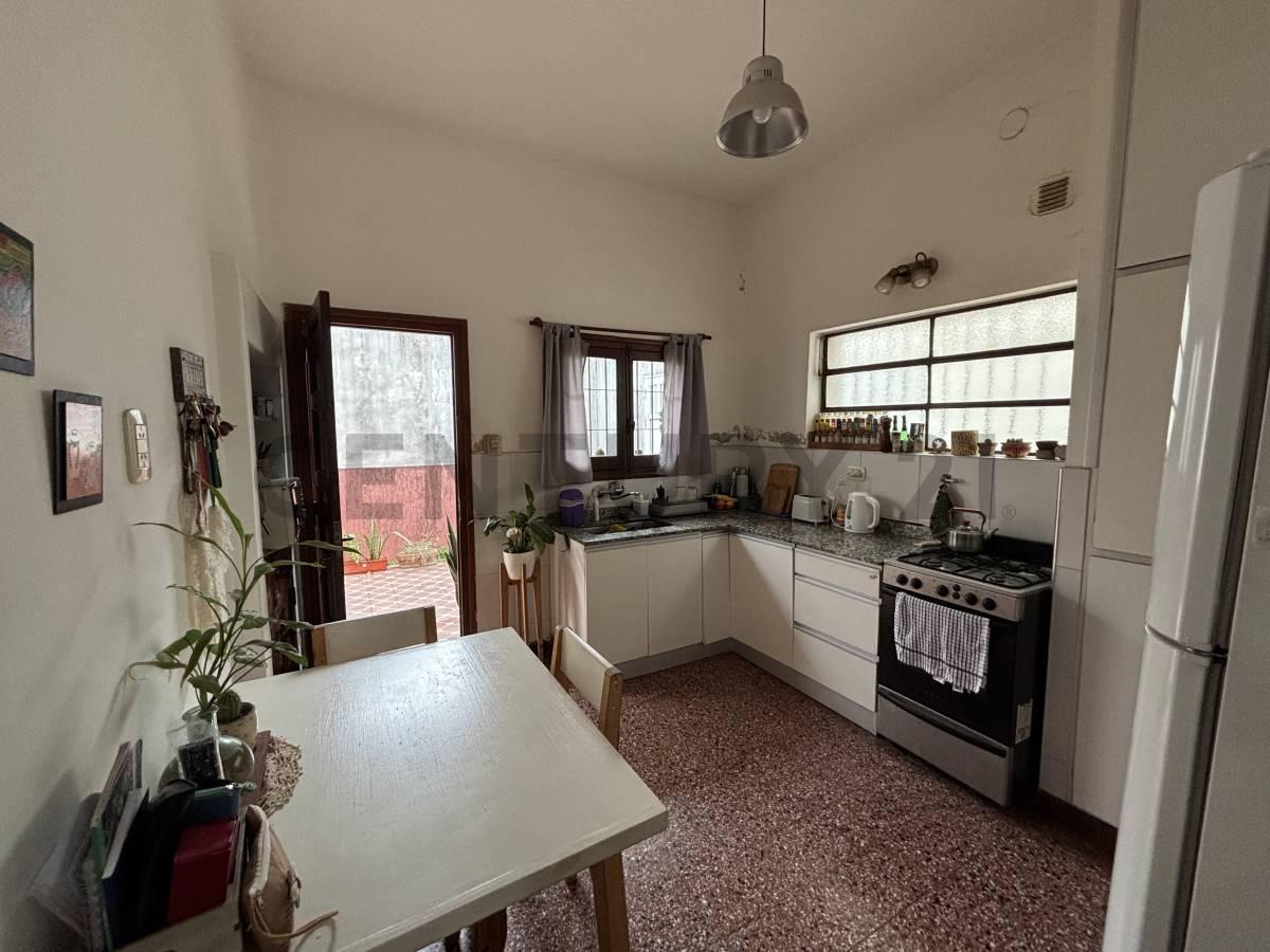 Foto de CASA EN VENTA DE 3 DORMITORIOS CON QUINCHO Y TERRAZA EN BARRIO ALBERDI, imagen 3