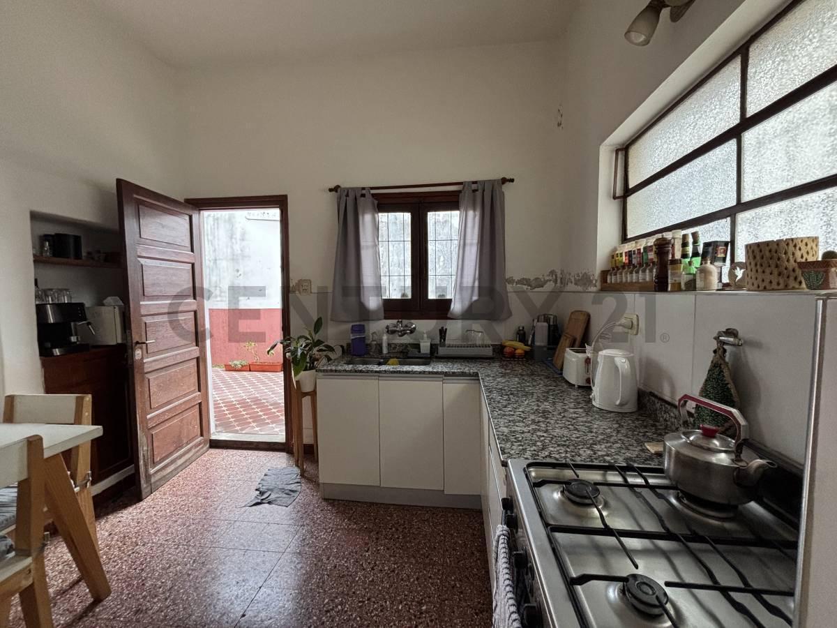 Foto de CASA EN VENTA DE 3 DORMITORIOS CON QUINCHO Y TERRAZA EN BARRIO ALBERDI, imagen 5
