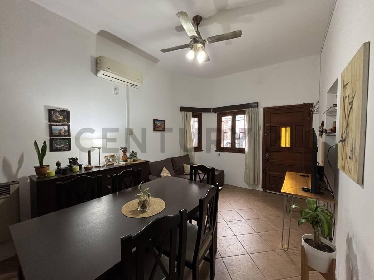 Foto de CASA EN VENTA DE 3 DORMITORIOS CON QUINCHO Y TERRAZA EN BARRIO ALBERDI, imagen 4