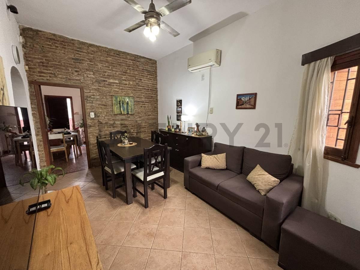 Foto de CASA EN VENTA DE 3 DORMITORIOS CON QUINCHO Y TERRAZA EN BARRIO ALBERDI, imagen 1