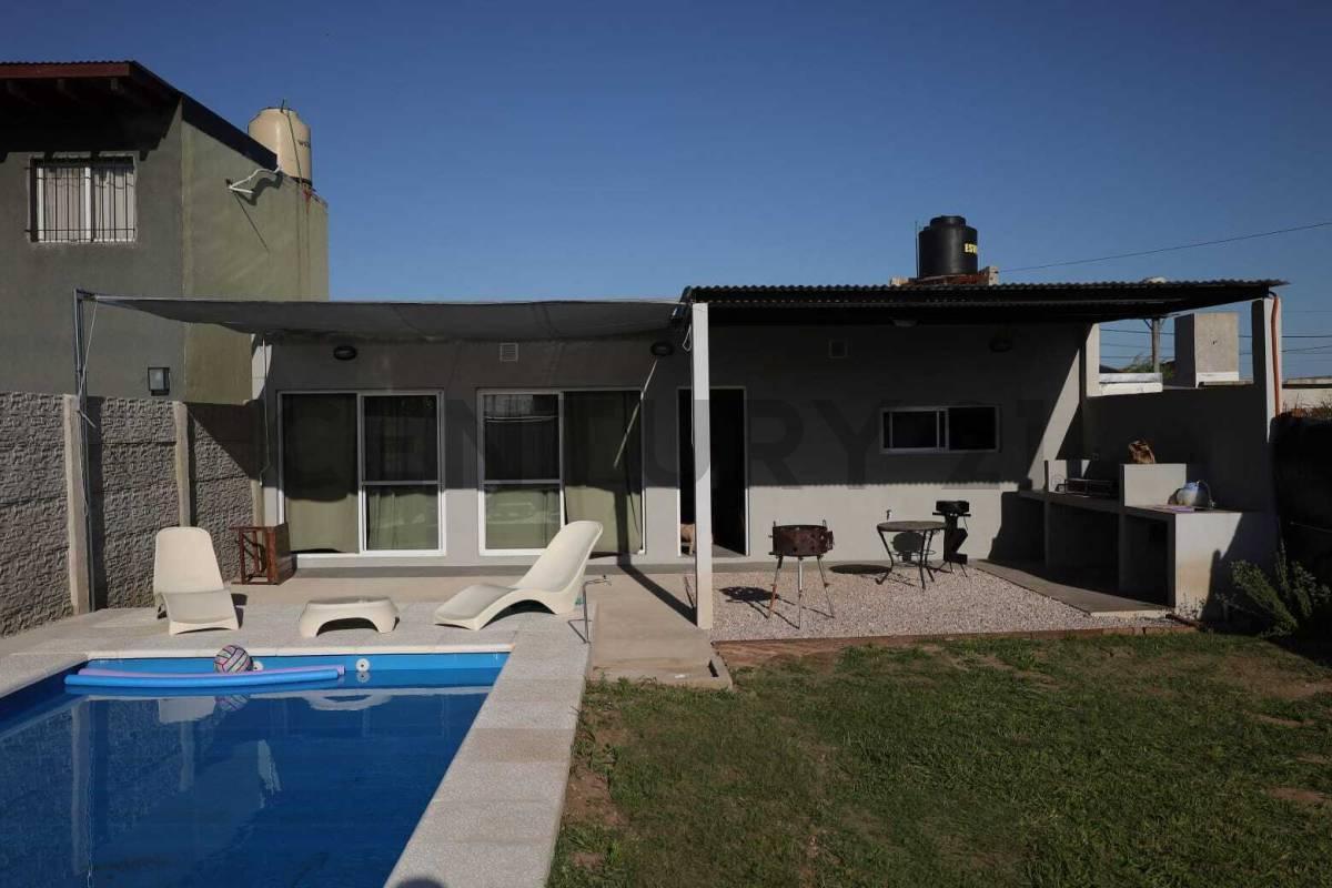 Foto de Casa con amplio jardín y pileta en Lomas de Alicia – Granadero Baigorria, imagen 1
