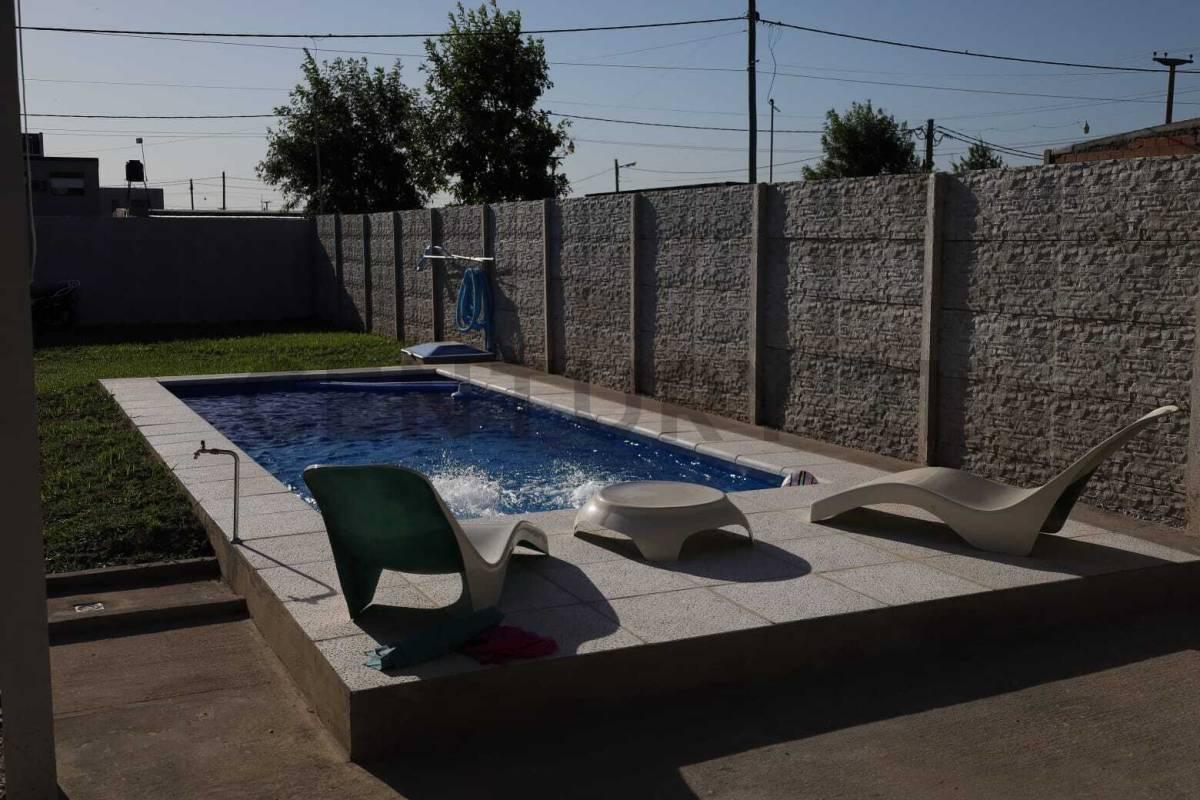 Foto de Casa con amplio jardín y pileta en Lomas de Alicia – Granadero Baigorria, imagen 2