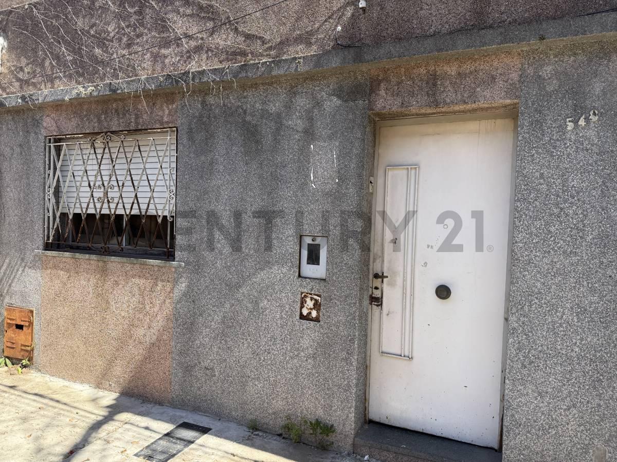 Foto de CASA A RECICLAR EN VENTA — GUALEGUAY 548, imagen 2