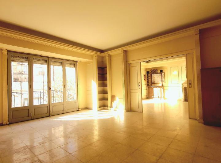 Venta de departamento de categoría en Recoleta, muy luminoso, con balcón, baulera y cochera 2